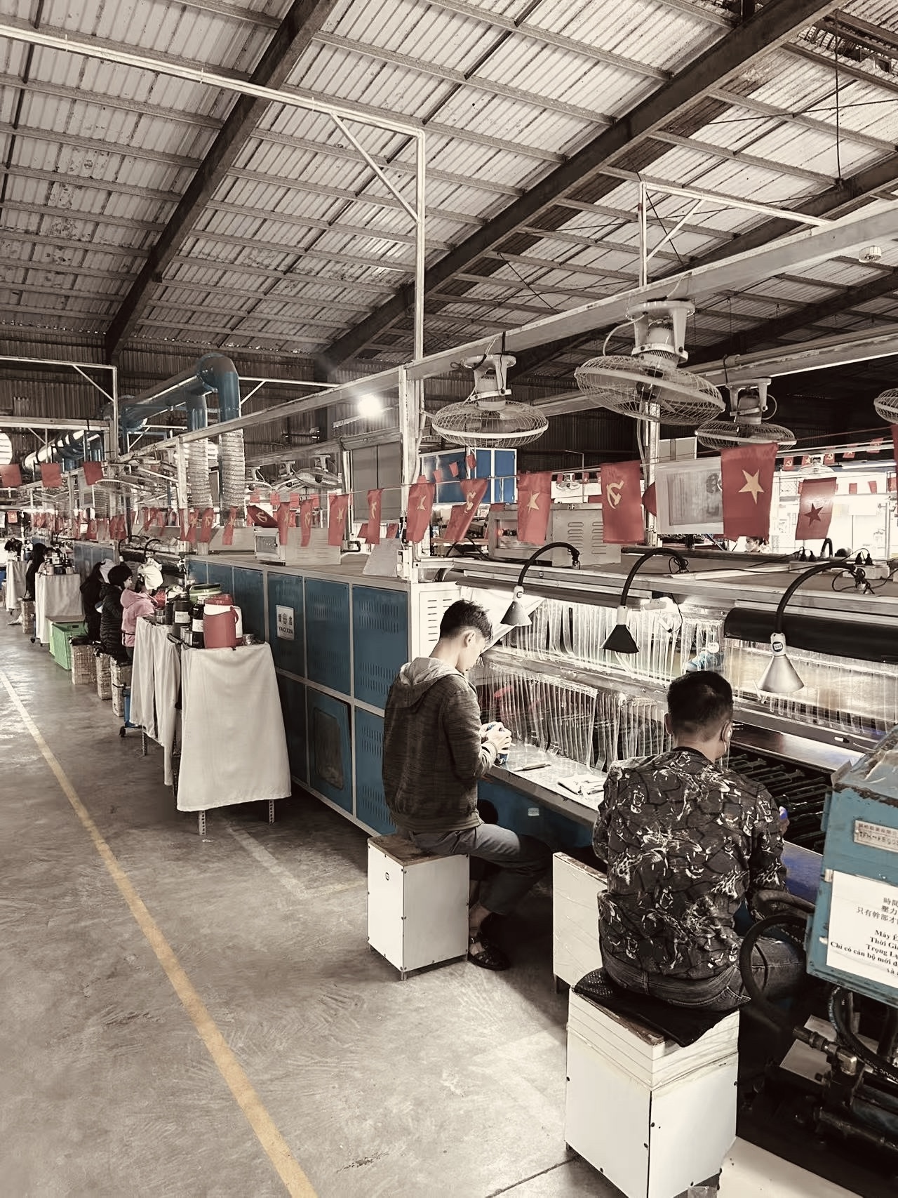 成型工程の作業風景